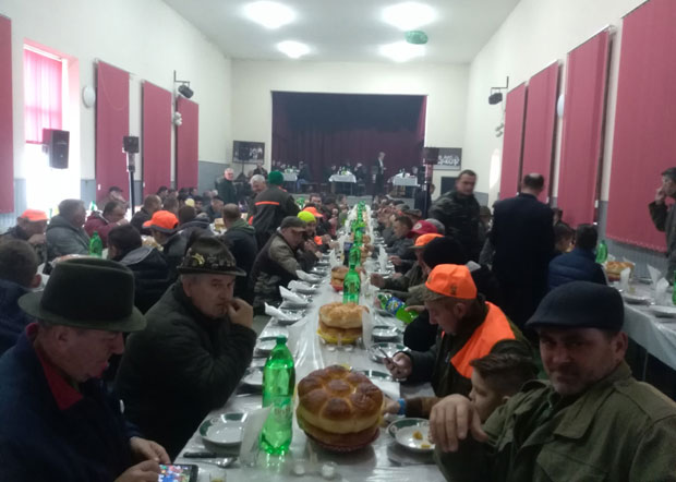 Ловачка фешта: Бакарна лисица измакла потери